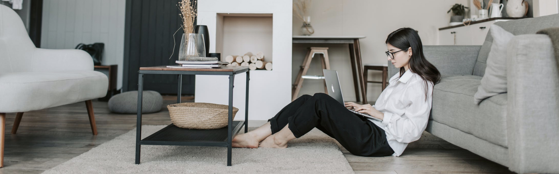 محرر جريدة يعمل فوق طاقته